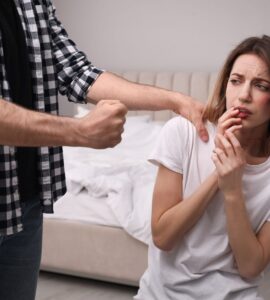 muž obťažuje ženu