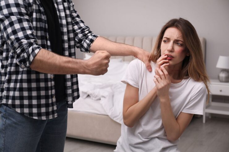 muž obťažuje ženu