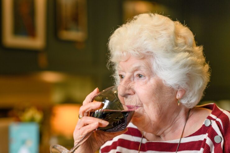 seniorka pije víno
