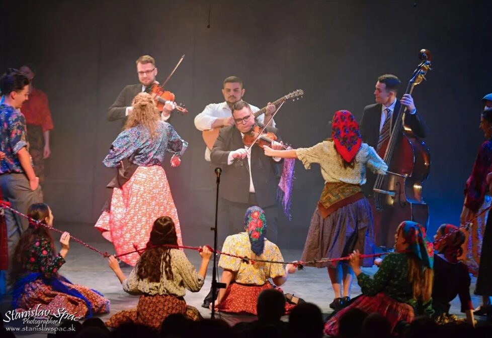Folklórny súbor Železiar prelomil 15-ročné ticho: Nové výnimočné CD „V tieni“ oslavuje kultúru menšín