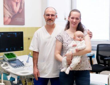 Prof. MUDr. Urdzík so šťastnou mamičkou
