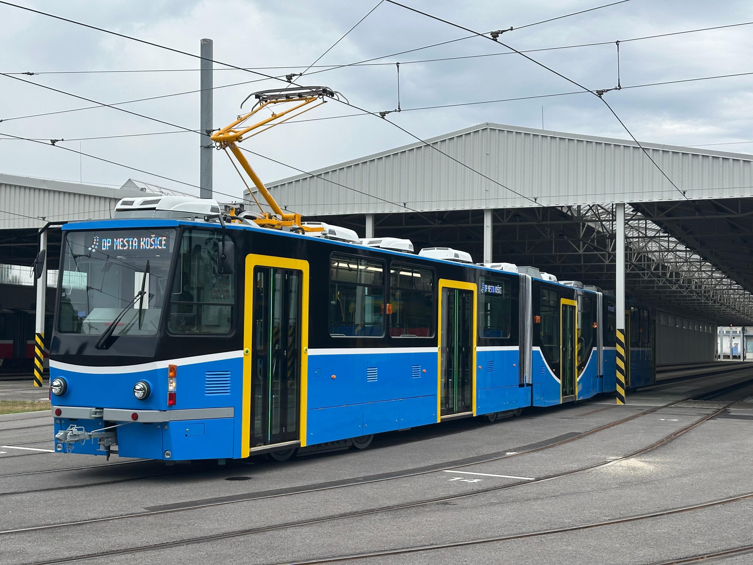 V Košiciach predstavili premiérovú električku s klimatizáciou. Nie novú, zmodernizovanú