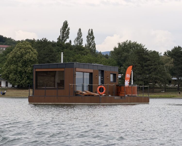 houseboat