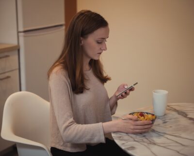 Žena s mobilným telefónom