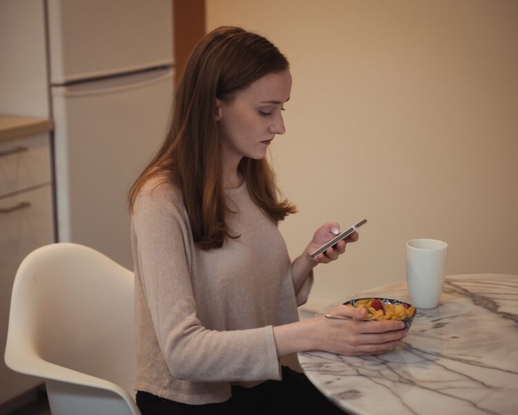 Žena s mobilným telefónom