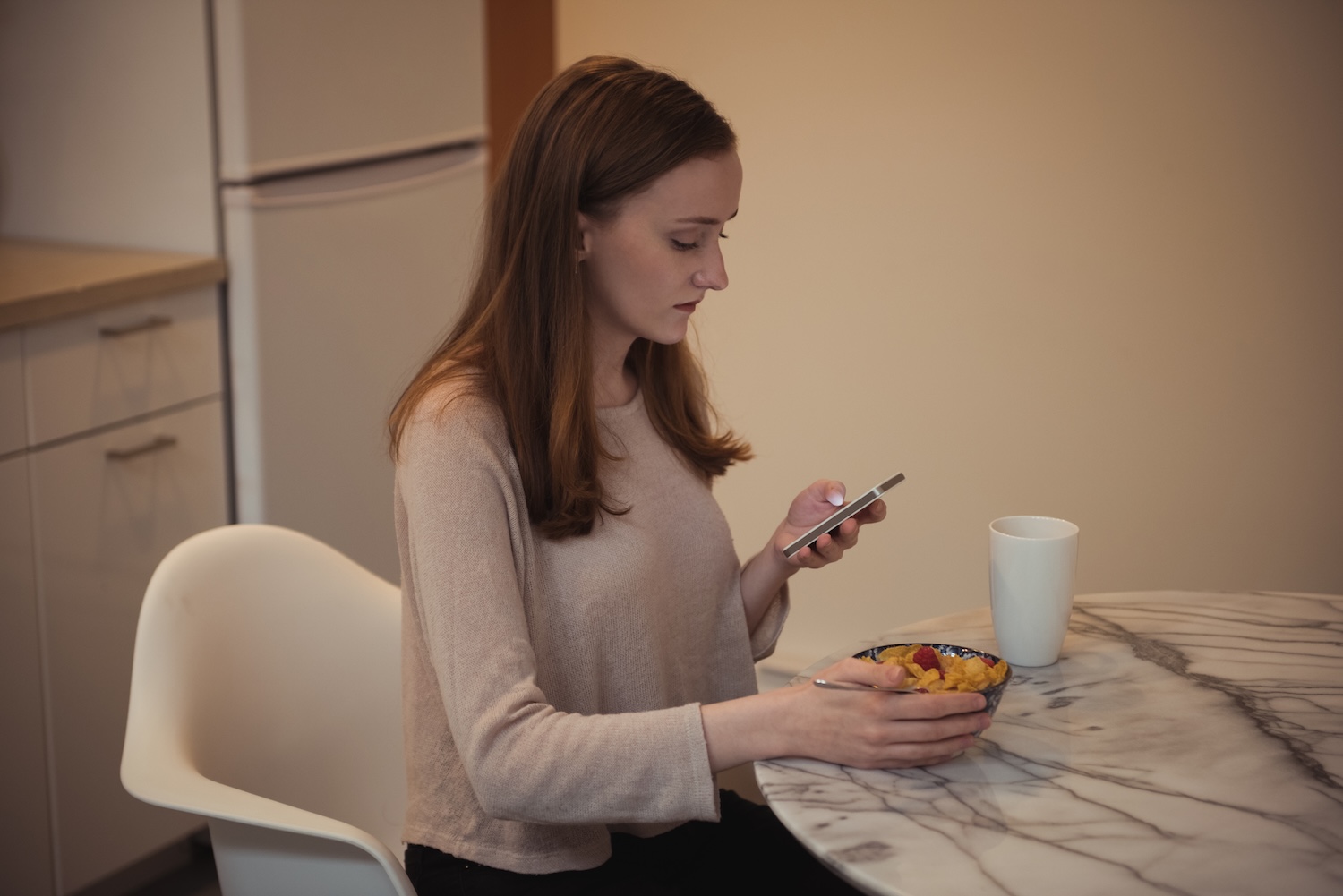 Žena s mobilným telefónom