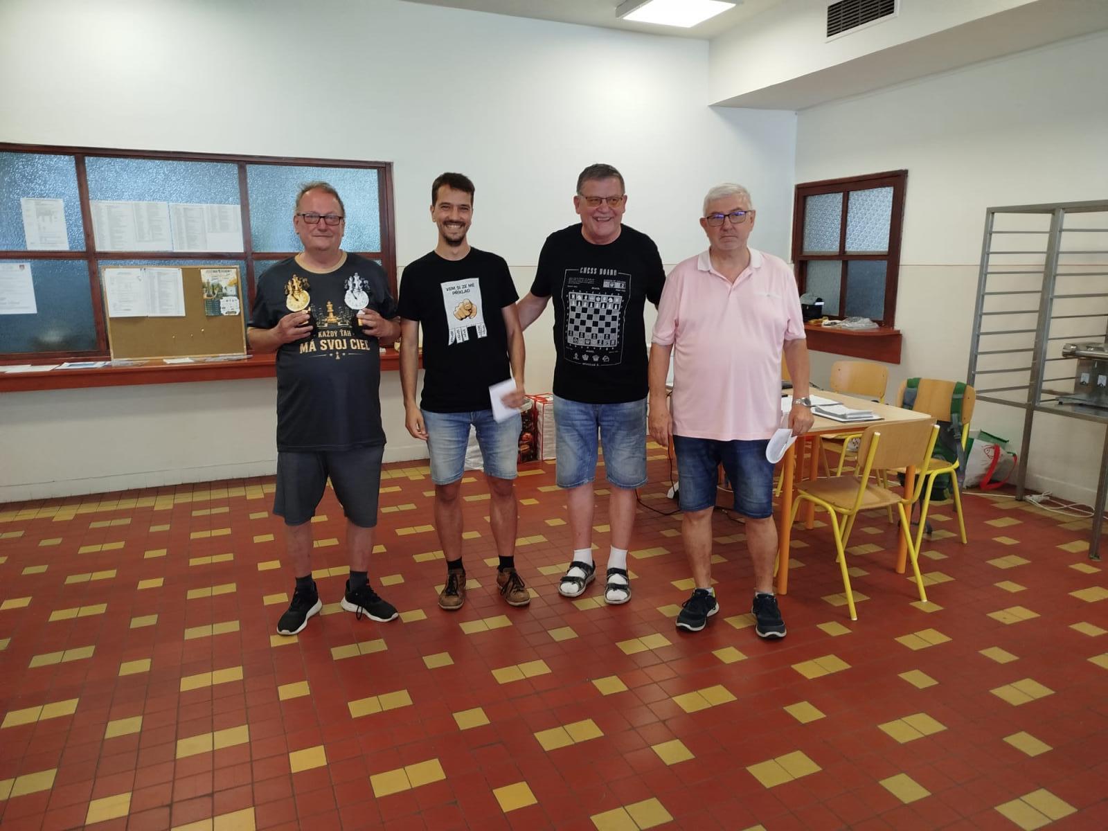 Zľava: organizátor turnaja Daniel Kovaľ, absolútny víťaz a majstrer Prešovského kraja Jakub Kovaľ, riaditeľ turnaja Jaroslav Bánoci a hlavný rozhodcaMiroslav Kováčik. Foto: Mesto Prešov