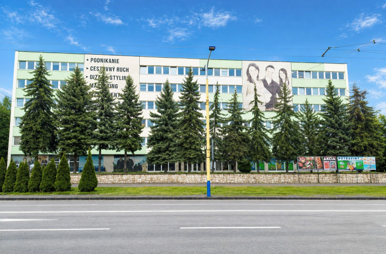 Prešovská škola vďaka projektu za 355-tisíc eur prepojí vzdelávanie s umelou inteligenciou