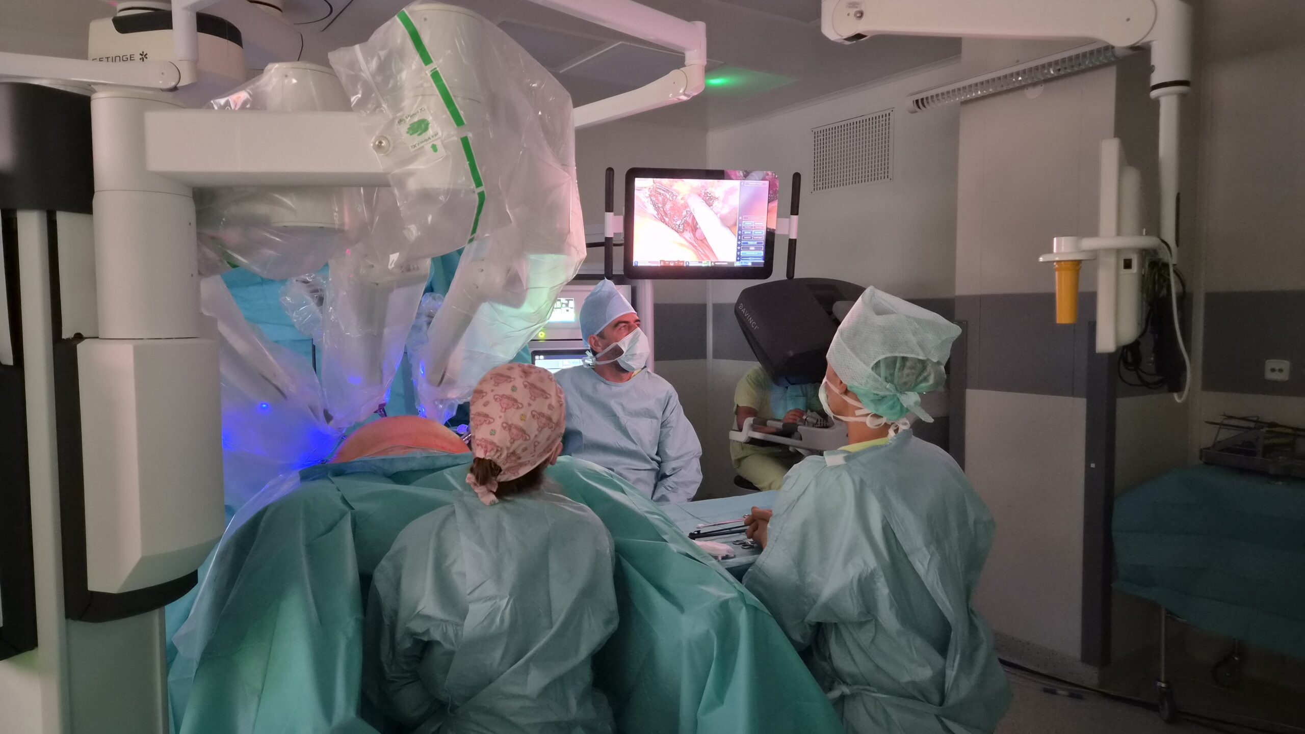 Lekári v Prešove pomocou robota bezpečne zoperovali vyše 150-kilogramovú pacientku