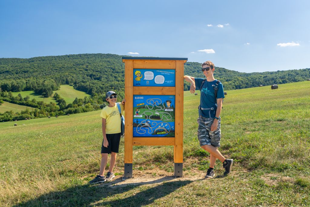 Chodník Kraj Rusínov a A. Warhola, Habura_prvky