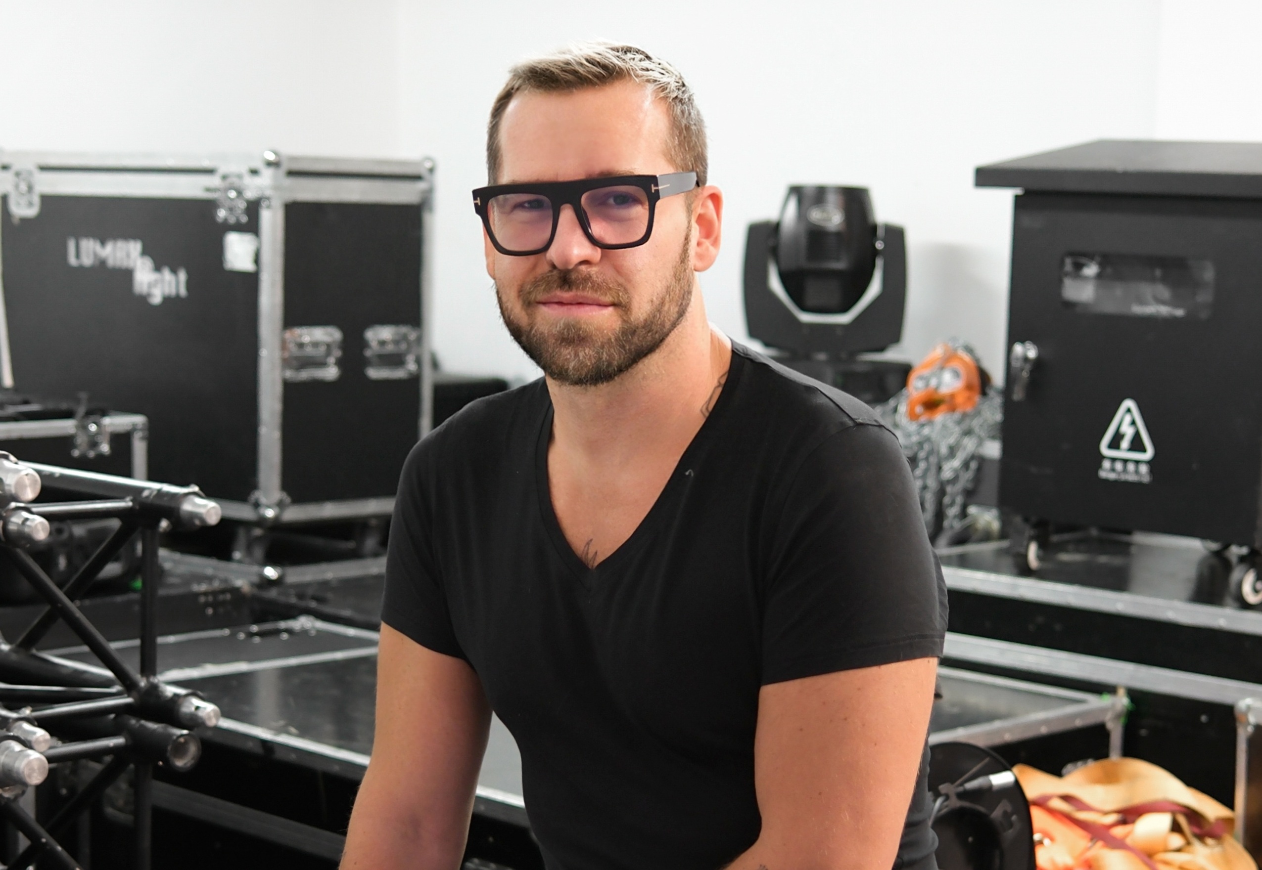 Návrhár Fero Mikloško: Dáma by v divadle mala mať krásne šaty, dobrý postoj a šperky. A keď tam bude ešte trochu peria, vôbec sa nebudem hnevať!