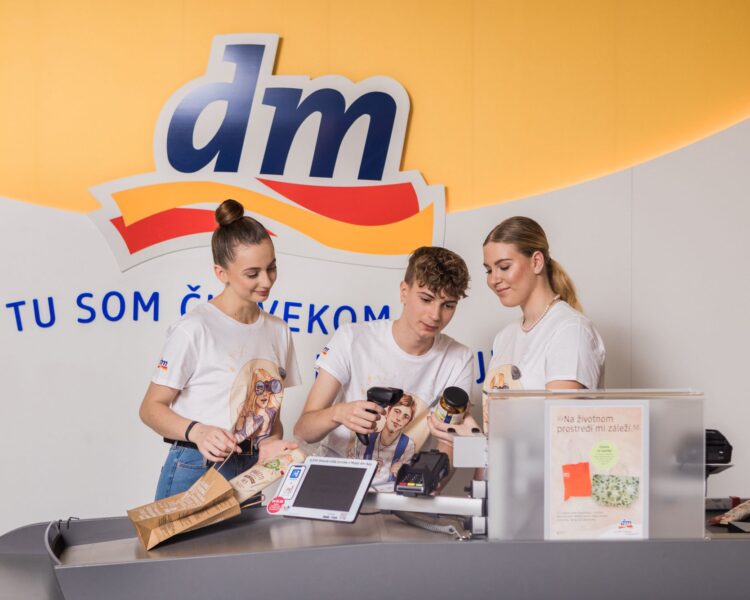V tomto školskom roku sa pre duálne vzdelávanie s dm drogerie markt rozhodlo 114 žiakov