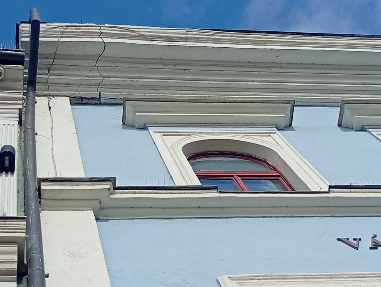 havarijný stav rímsy na historickej Radnici