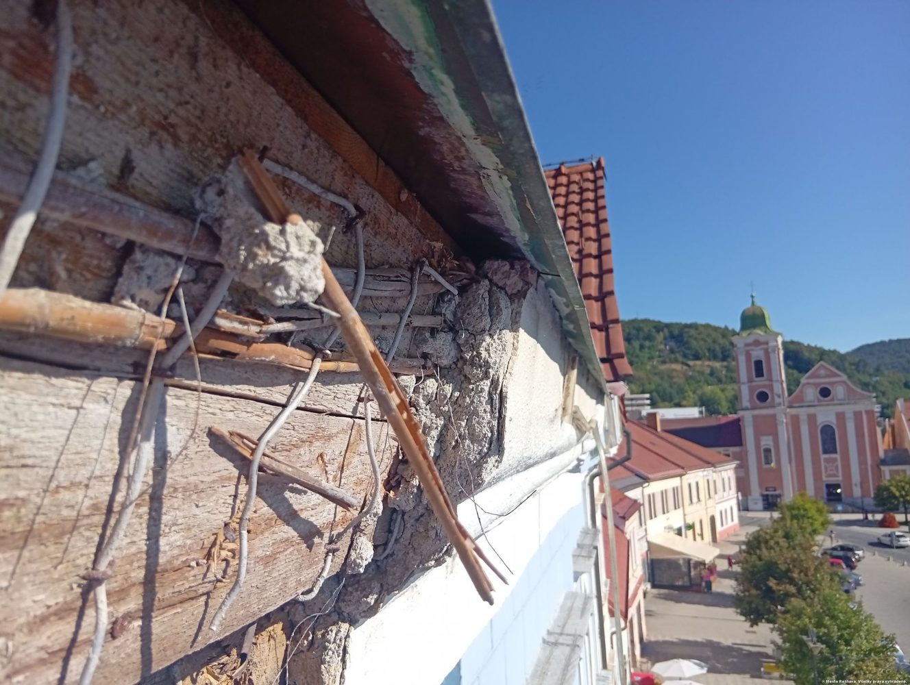 havarijný stav rímsy na historickej Radnici