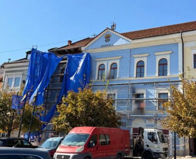 havarijný stav rímsy na historickej Radnici v rožňave