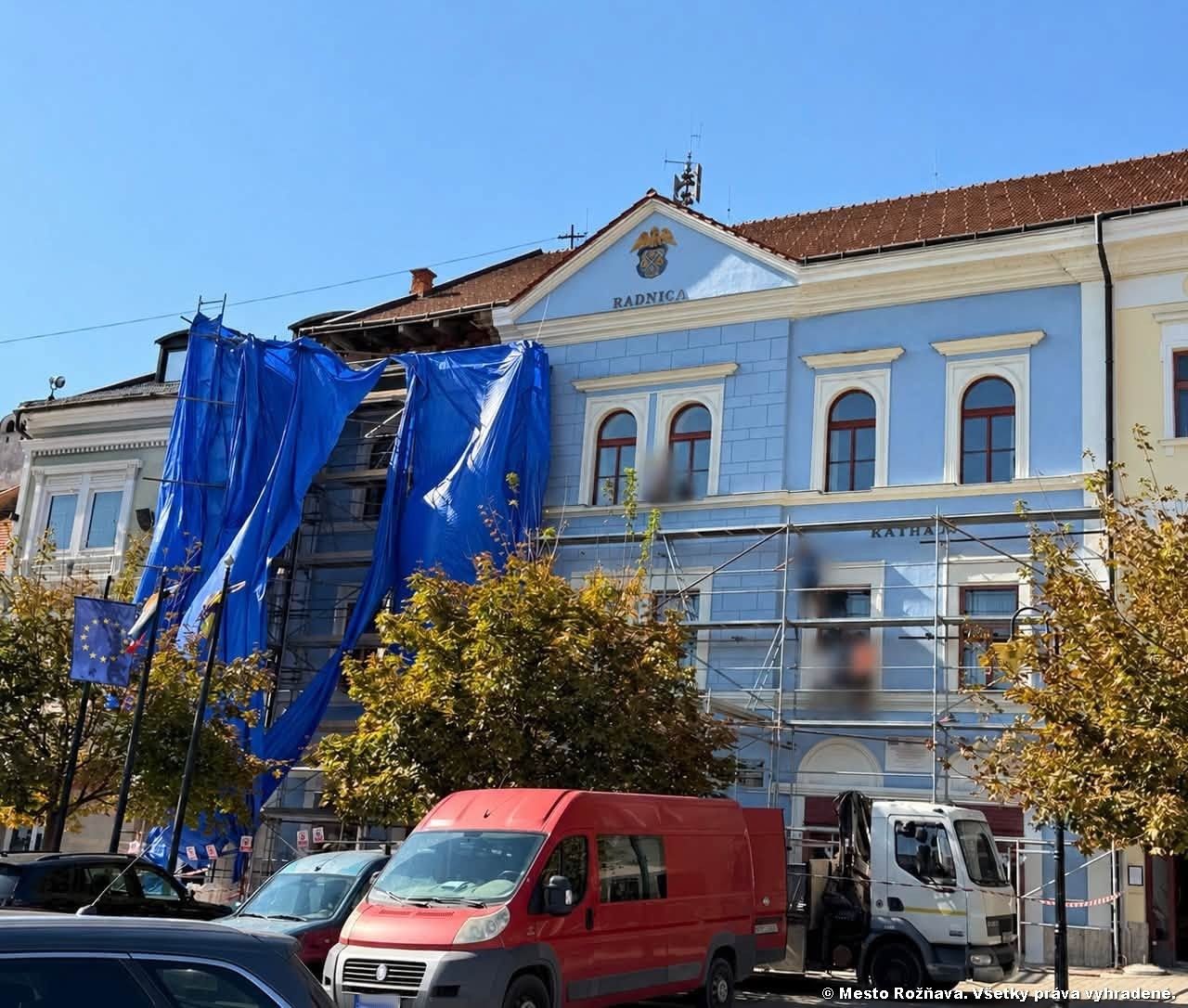 Mesto Rožňava rieši havarijný stav rímsy na historickej Radnici: Práce obmedzia pohyb na námestí, dôležitá je bezpečnosť 