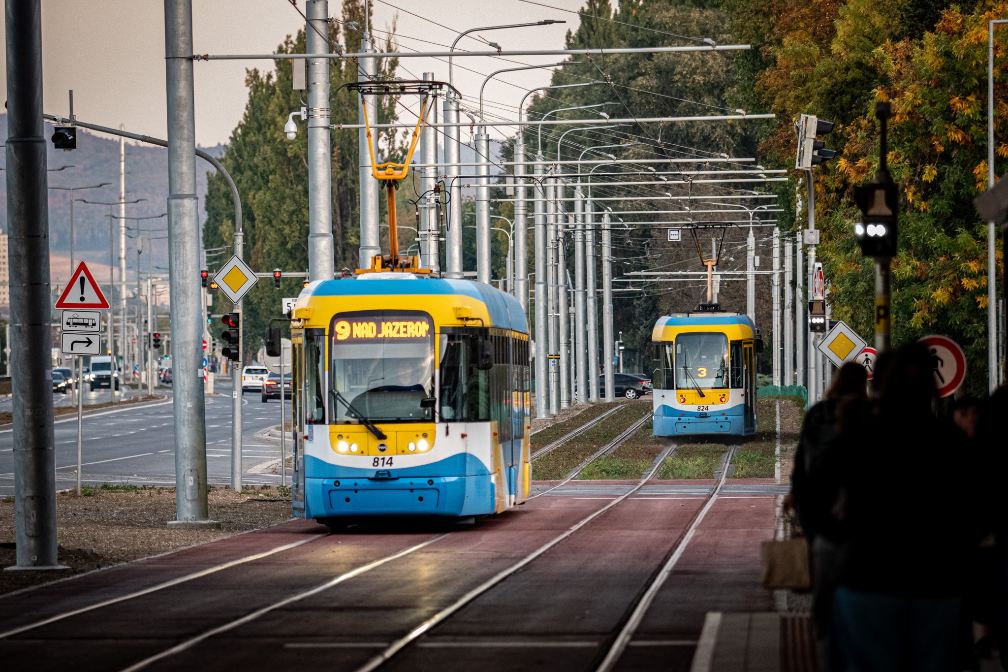 Električky sú späť na Jazere. Košice otvorili zmodernizovanú trať za viac ako 77 miliónov eur a posilňujú MHD v celom meste