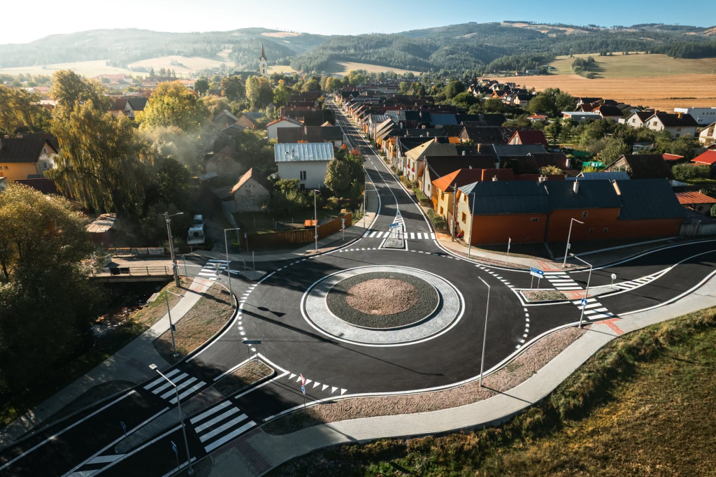 Spišské Bystré má moderný a bezpečný kruhový objazd za takmer milión eur