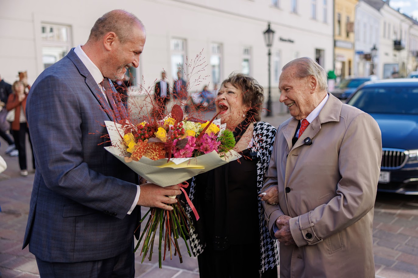 Košický Chodník cti a vďaky už zdobí aj dlaždica Jiřiny Bohdalovej: Herečka sľúbila každoročné kontroly, dav jej zaspieval Happy Birthday