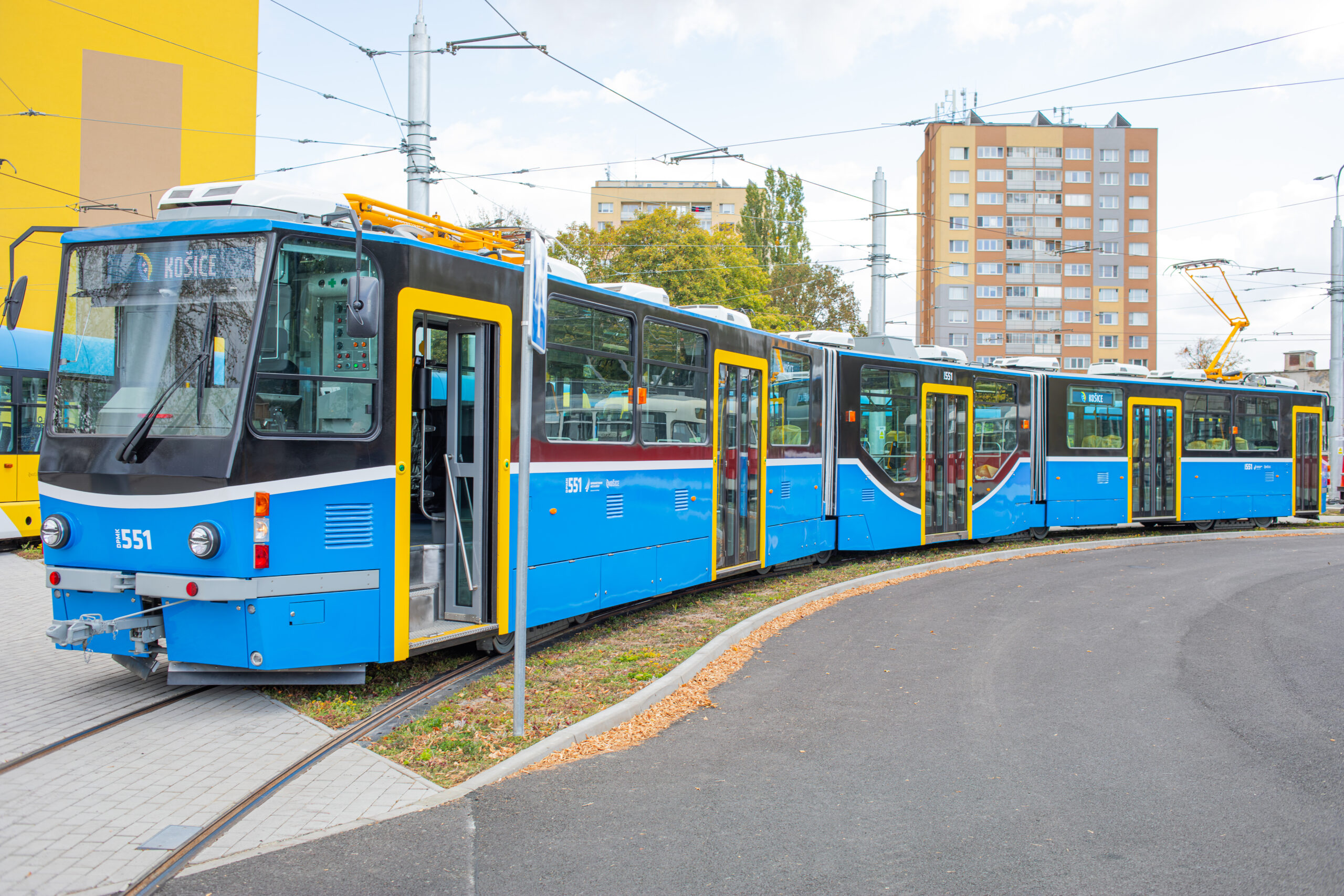 Zástupcovia Európskej komisie a ministerstva dopravy si prezreli zmodernizovanú električkovú trať na Jazere